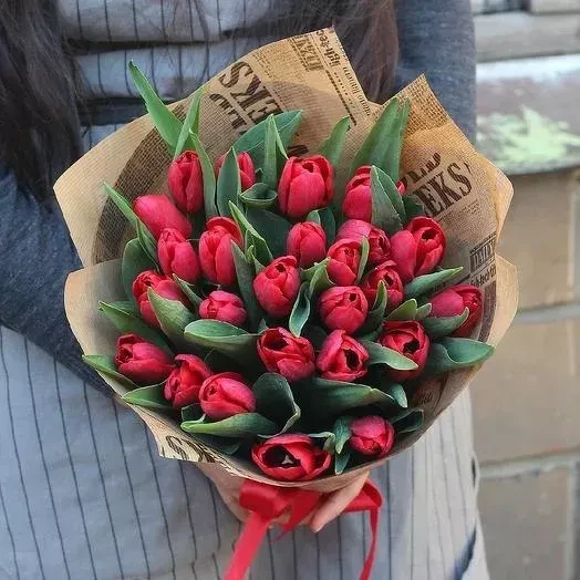 25 тюльпан в крафте